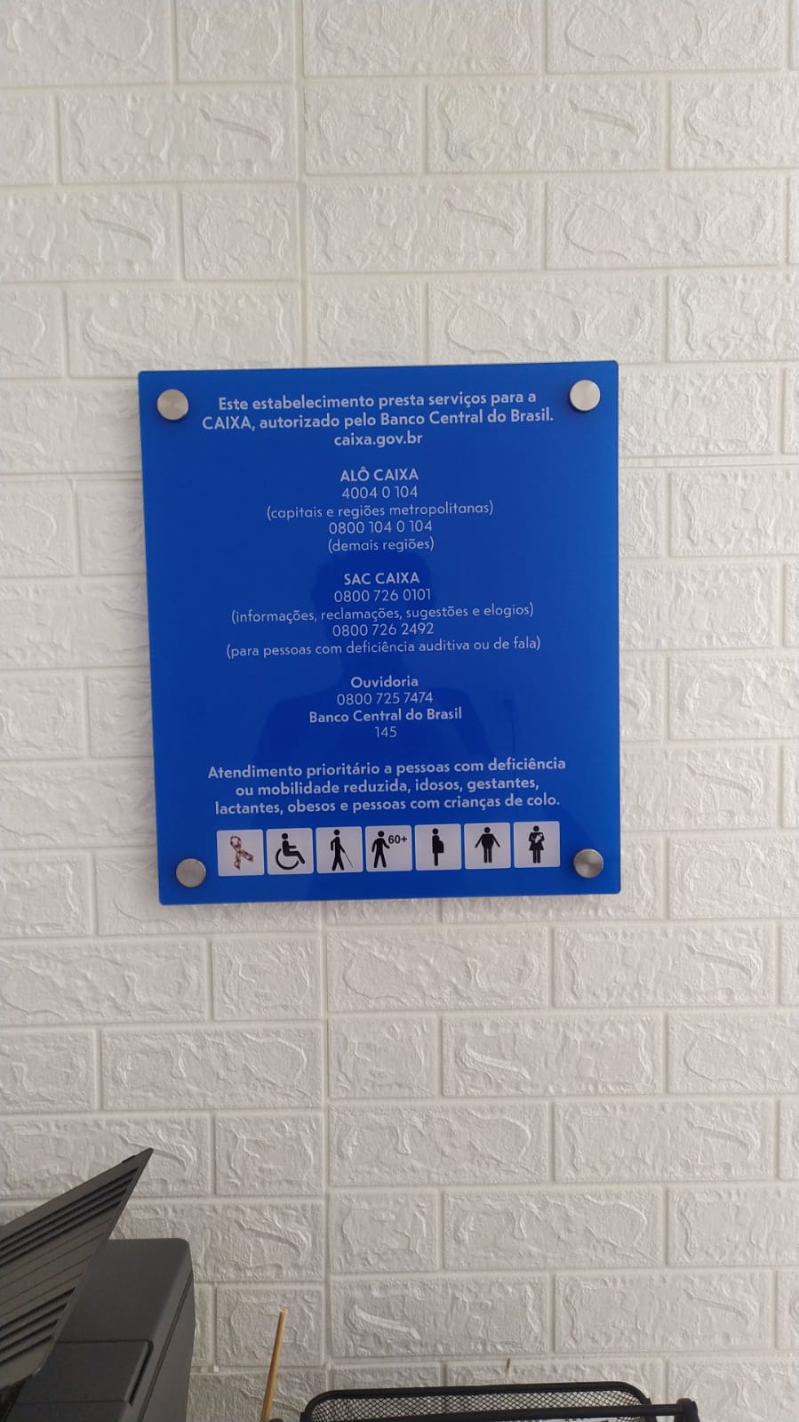 Placa de Identificação/Sinalização em Acrílico – Impressão Digital e Fixação - Placas Impressas - Imagem 8